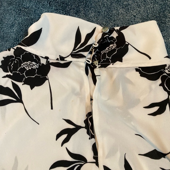 Vince Camuto White and Black Floral Sleeveless Blouse - Picture 3 of 5